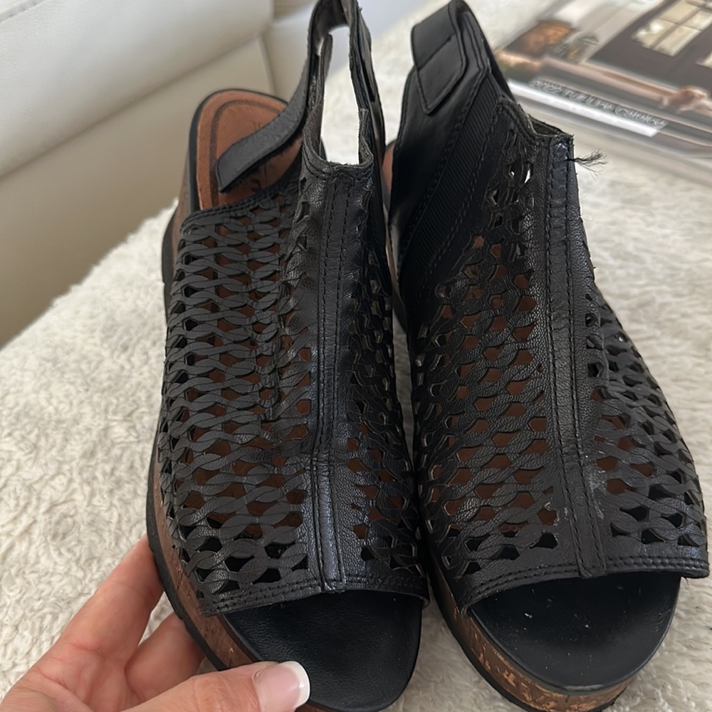 Tamaris 39 European - very light platform black leather